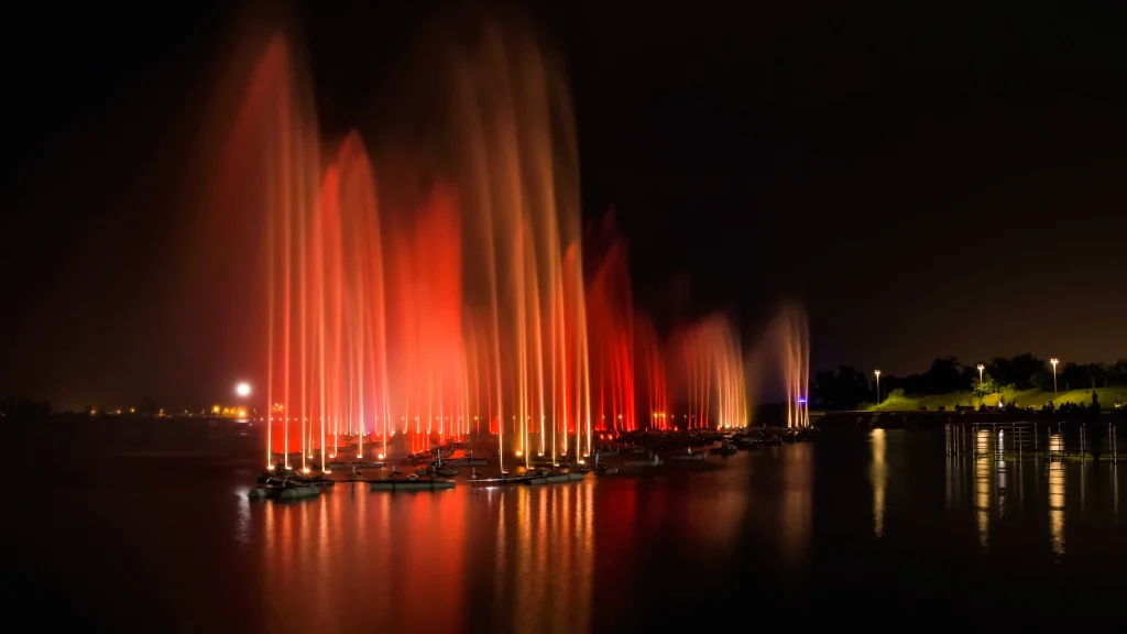 1.Panoramic view of a large musical fountain